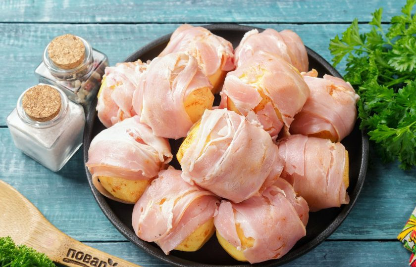 1. Этап. Шашлык из картофеля с беконом: Обмотайте каждый картофель длинными полосками бекона.