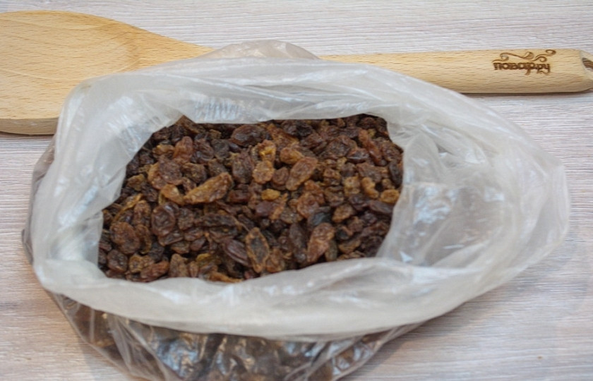 1. Этап. Шоколадная колбаса: Изюм необходимо промыть и добавить в шоколадную массу. Все хорошо перемешайте.