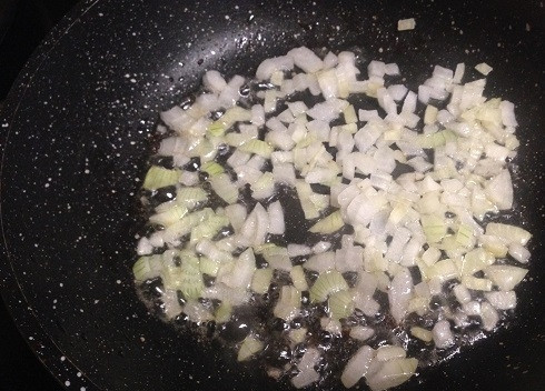 1. Этап. Мужская овсянка: 3. Мелко нарезаем репчатый лук и обжариваем на сковороде с жирком от бекона.