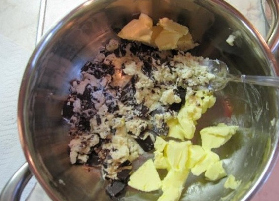 1. Этап. Печенье из глазированных сырков: 1. Для приготовления этого необычного, но простого домашнего лакомства, возьмите глазированные сырки, разомните их вилкой. Смешайте с размягченным сливочным маслом.