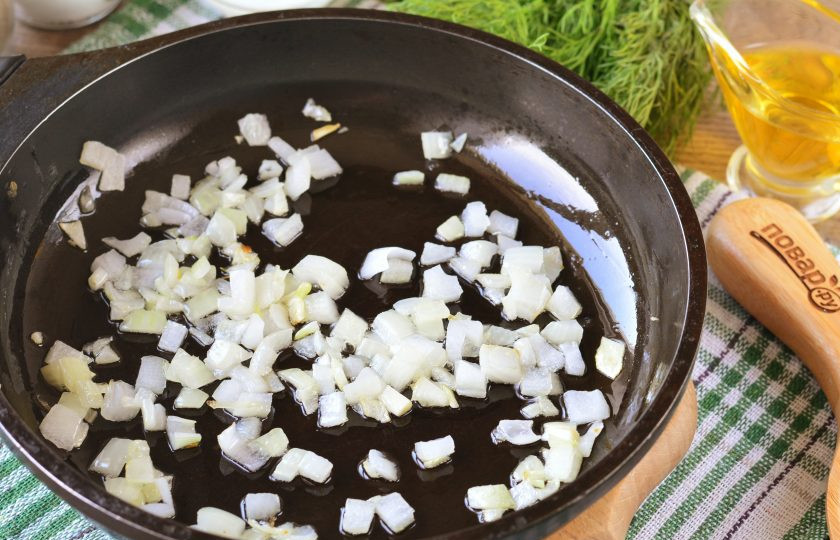 1. Этап. Фетучини с кабачками: Обжарьте лук до румяного цвета с добавлением растительного масла.