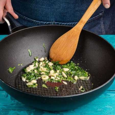Vongole Pasta 1. Stage. Vongole Pasta: Finely chop the garlic, chop the basil. Sauté the basil garlic in olive oil until golden brown. At this time, boil the pasta until cooked in salted water.