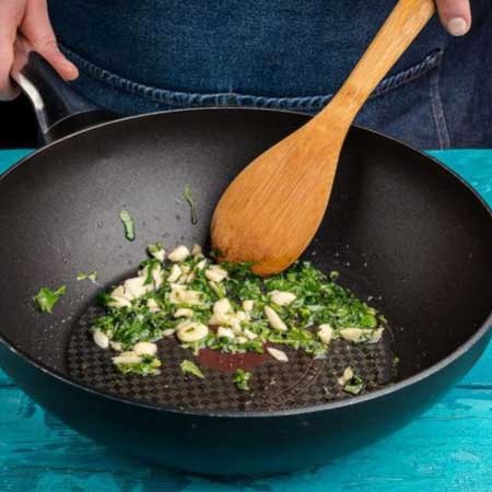 1. Stage. Vongole Pasta: Finely chop the garlic, chop the basil. Sauté the basil garlic in olive oil until golden brown. At this time, boil the pasta until cooked in salted water.