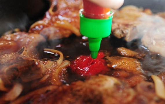 1. Этап. Жареные стейки свинины: 7. И по вкусу острый соус.