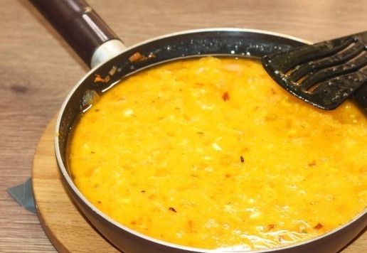 1. Этап. Ленивые голубцы, запечённые под соусом: 13. Выкладываем томатную пасту и обжариваем минуты 3. Затем все перемешиваем. Добавляем в сковороду сметану и заливаем водой и молоком, солим и перчим, перемешиваем. Доводим соус до кипения и снимаем с плиты.