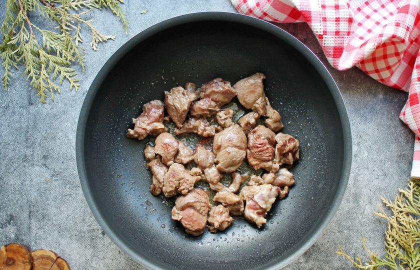 1. Этап. Эсик флейш: Мясо вымойте, обсушите и порежьте средними кусочками. В казане разогрейте растительное масло вместе со сливочным на сильном огне. Выложите мясо и обжаривайте до золотистой корочки.