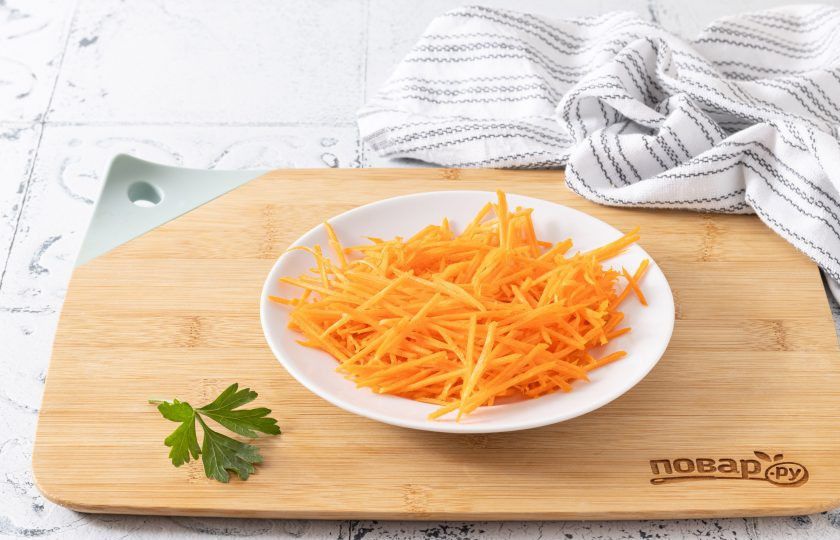 1. Этап. Салат Желание: Морковь очистите от кожуры и натрите на терке для моркови по-корейски.