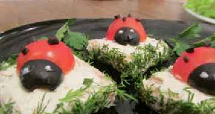 1. Этап. Бутерброды в виде божьей коровки: Украсьте бутербродики божьими коровками. Приятного аппетита!