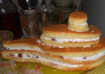 1. Этап. Торт Вертолет: 5. Выкладываем все части друг на друга и промазываем внутри кремом. Крем делаем масляный по классическому рецепту.