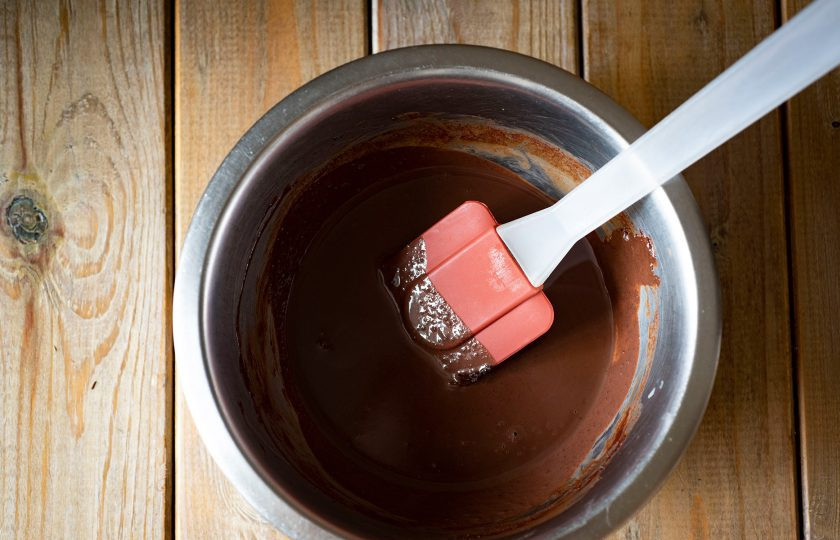 1. Этап. Шоколадный пломбир: Растапливайте шоколад в нагретом молоке до полного растворения и получения однородной смеси.