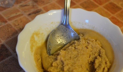 1. Этап. Каша молочная из толокна: Овсяное толокно необходимо залить водой комнатной температуры и размешать.