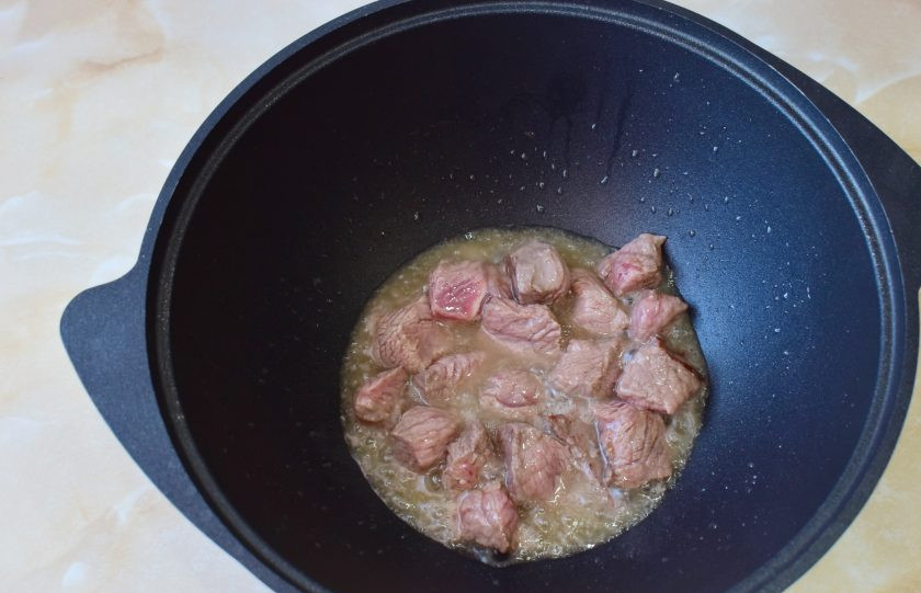 1. Этап. Плов праздничный: Мясо нарежьте небольшими кусочками. В горячий казан налейте растительное масло и обжарьте мясо 8-10 минут. Дайте ему время, чтобы оно потушилось под крышкой.