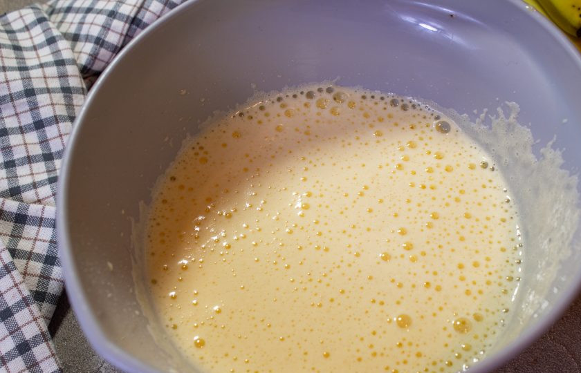 1. Этап. Шоколадный рулет без муки: Взбивайте еще несколько минут до увеличения массы в объеме.