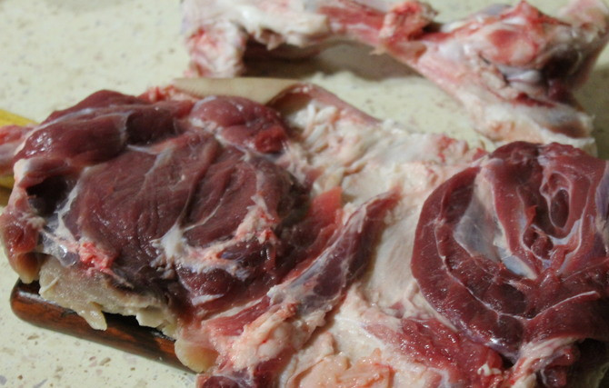 1. Этап. Ветчина из рульки: Вытаскиваем рульку из холодильника, разворачиваем и оставляем в холодной воде на три часа. После этого вытираем и вырезаем кости.