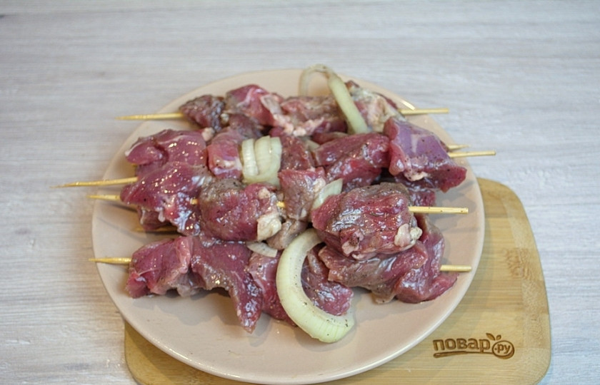 1. Этап. Шишкебек: Поставьте мясо в холодильник (затянув его пленкой) на 12 часов. Деревянные шпажки вымочите в воде, чтобы при запекании они не горели. На шпажки нанизывайте подготовленное мясо. Я не использовала лук при нанизывании. Его я обжарила просто на сковороде, когда жарила мясо. Для приготовления мяса я использую сковороду-гриль.