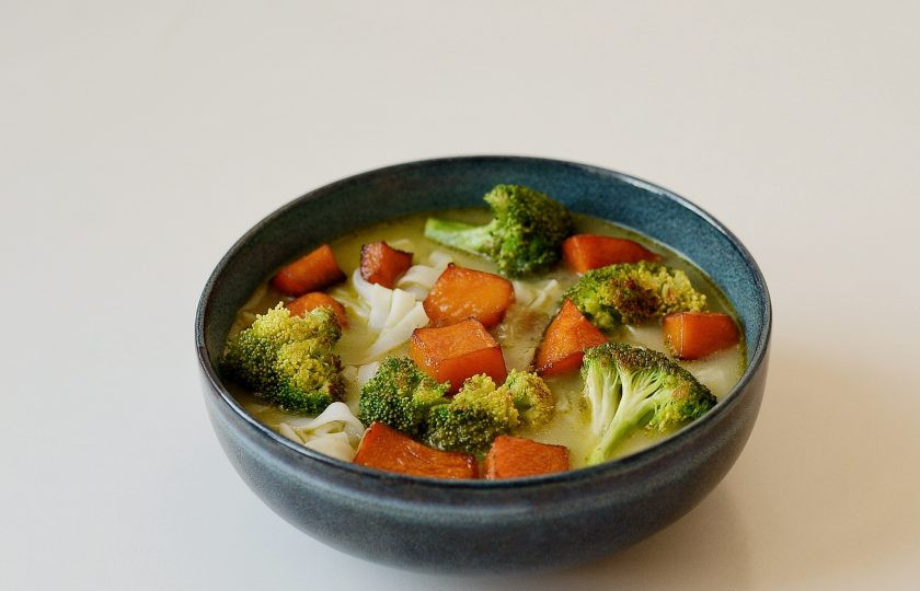 1. Этап. Азиатский суп с тыквой и брокколи: Сверху выложите кусочки тыквы и брокколи. Посыпьте суп рубленной зеленью и кружочками перца чили.