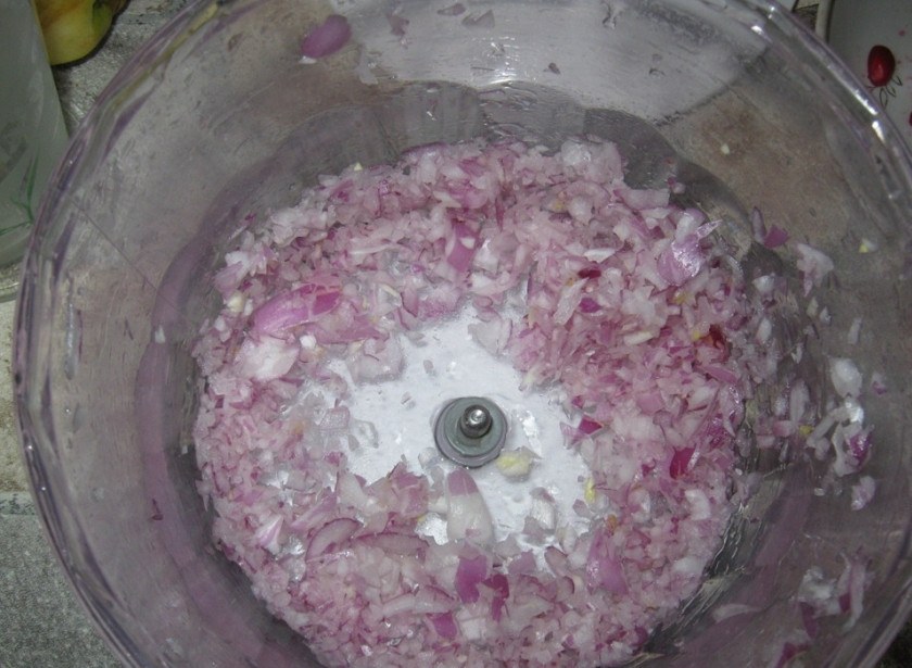 1. Этап. Котлеты с рисом в духовке: Лук мелко нарежьте.