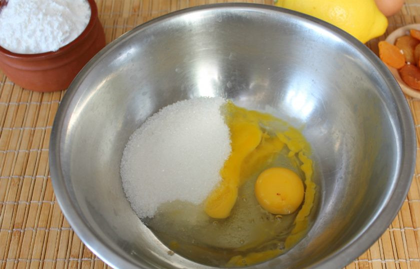1. Этап. Кулич с корицей: В другую миску насыпаем сахар и добавляем яйца. Все взбиваем до пены.