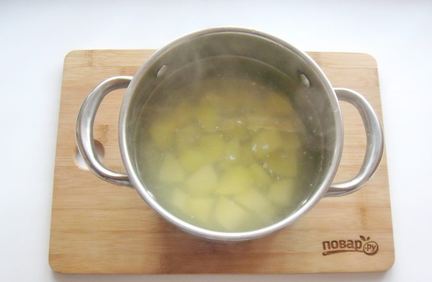 1. Этап. Уха прозрачная: Картофель очистите, помойте и нарежьте кубиками. Добавьте в процеженный бульон.