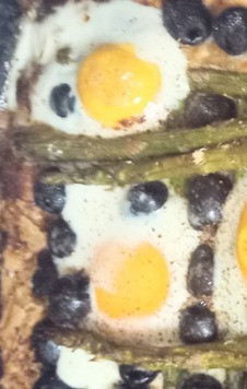 1. Этап. Пирог со спаржей, оливками и яйцами: Снизить температуру в духовке до 200С. Готовить пирог ещё 6 минут. Окончательно вынуть пирог из духовки. Посыпать красным жгучим перцем. Можно подавать. Приятного аппетита.