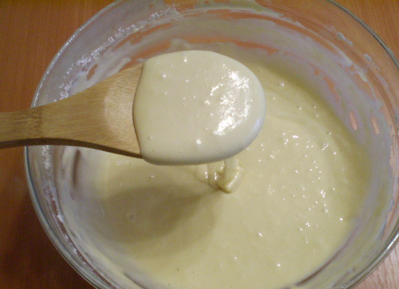 1. Этап. Оладушки на кислом кефире: По консистенции готовое тесто для оладей должно быть как густая сметана.