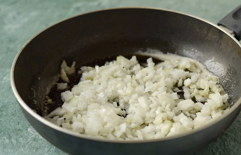 1. Этап. Луковая подлива для котлет: Лук нарежьте на мелкие кубики. Растопите в сковороде масло и пассируйте 7-10 минут до прозрачности. Зажаривать лук не нужно!