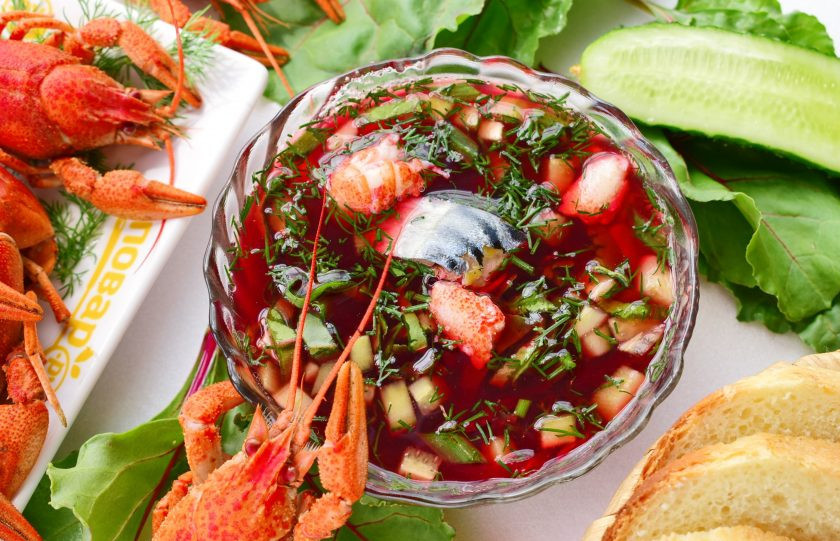 1. Этап. Ботвинья по старорусскому рецепту: Остывших раков очистите, достаньте мясо из клешней. Добавьте кусочки рыбы и раков в ботвинью. Приятного аппетита!