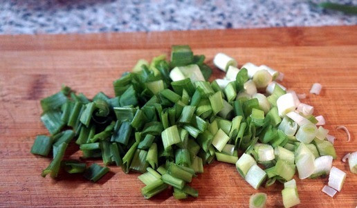 1. Этап. Грибы эноки: Так же мелко порезать зеленый лук.