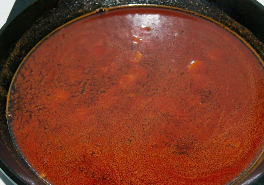 1. Этап. Рыба тушеная с картофелем: Сковороду убираем с огня, чтобы масло остыло. Потом высыпаем туда паприку, добавляем вино, слегка греем. Отставляем на время.