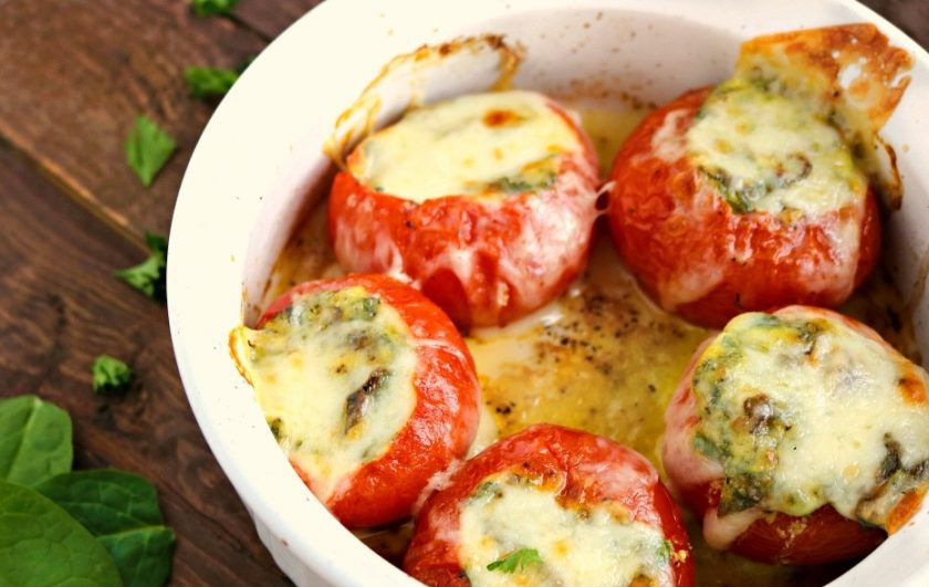 1. Этап. Фаршированные помидоры по-итальянски: Запекайте фаршированные помидоры при 220 градусах в духовке в течение 15-20 минут. За 5 минут до готовности натрите сверху сыр. Подавайте закуску в тёплом виде. Приятного аппетита!