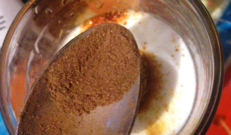 1. Этап. Жиросжигающий напиток из кефира: И молотый перец. Его можно взять меньше, чтобы напиток не получился слишком острым.