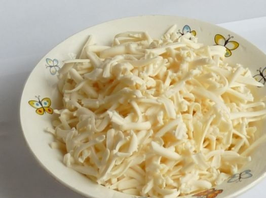 1. Этап. Пирожки с сыром: 1. Этот рецепт приготовления пирожков с сыром хорош в первую очередь тем, что под силу даже новичкам на кухне. Для начала необходимо натереть на мелкой или средней терке сыр. Использовать можно абсолютно любой сыр - твердый, плавленный, колбасный.