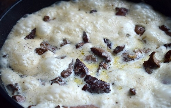 1. Этап. Паштет из куриной печени с коньяком и гранатовым желе: Влейте сливки, доведите до кипения и томите печень пару минут. Добавьте сахар, соль и перец по вкусу. Снимите с огня.