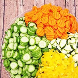 1. Этап. Охотничий салат: Огурцы, цукини, перец и половину моркови порежьте кружочками и кубиками.