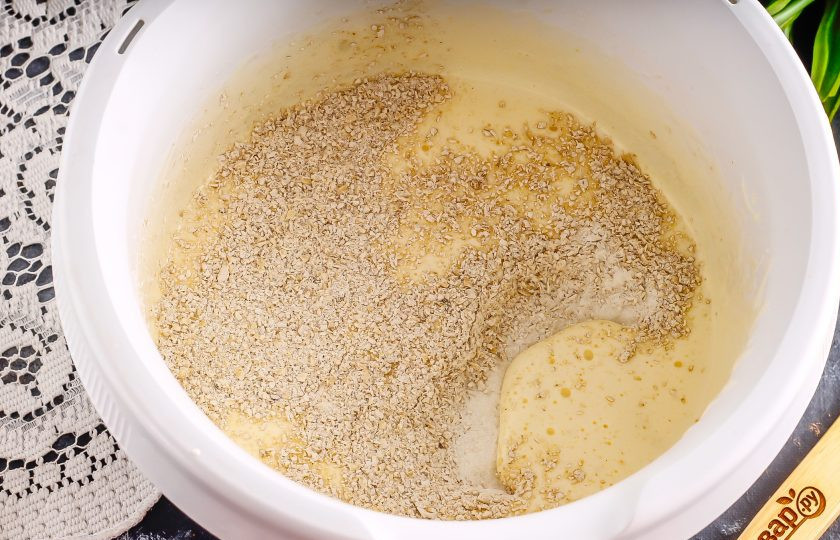 1. Этап. ПП торт с творожным кремом: Взбейте куриные яйца с медом в емкости кухонного комбайна примерно 3-5 минут в пышную пену. Всыпьте туда овсяную муку и разрыхлитель. Аккуратно вмешайте венчиком или силиконовой лопаткой. Оставьте на 10 минут, чтобы мука набухла и еще раз перемешайте.