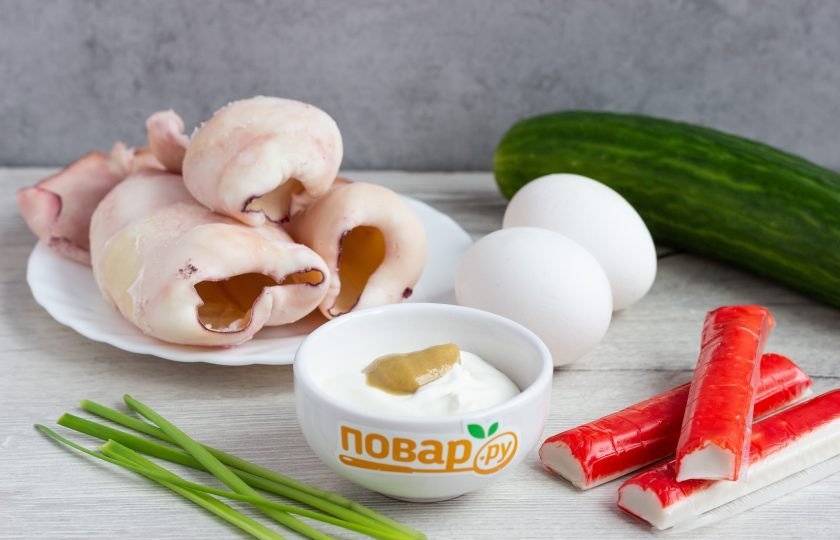 1. Этап. Салат Медуза: Подготовьте все основные ингредиенты. Кальмаров и яйца заранее отварите. Остудите и очистите.