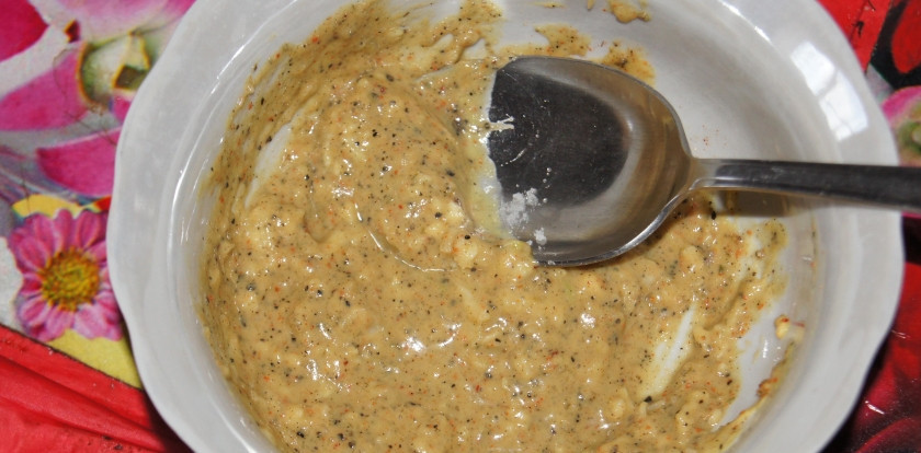 1. Этап. Мясо для бутербродов: 2. Готовлю маринад: в миску кладу горчицу, майонез, добавляю соль и специи (красный и черный молотый перцы), чищу чеснок и выдавливаю через пресс, перемешиваю.