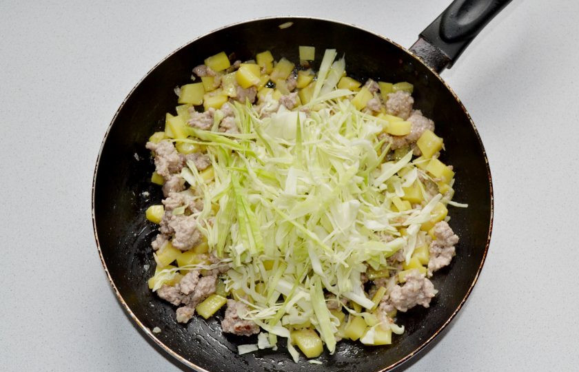 1. Этап. Штрудель с мясом, картошкой и капустой: Через 5 минут добавьте нашинкованную капусту.