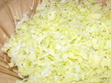 1. Этап. Салат из пекинской капусты с кальмарами: Пекинскую капусту нарезаем соломкой, слегка посолим и чуть-чуть помнем руками.