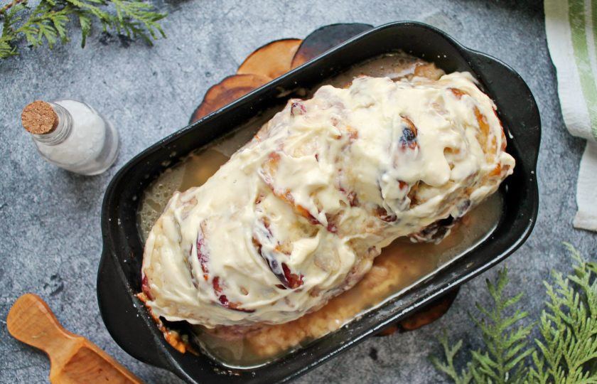 1. Этап. Гармошка из свинины с курагой, черносливом и сыром: Снимите с формы фольгу и смажьте верх оставшимся майонезом с горчицей.