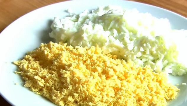 1. Этап. Слоеный салатик с курицей и киви: 3. Белки яиц натрите на крупную терку, желтки — на мелкую.