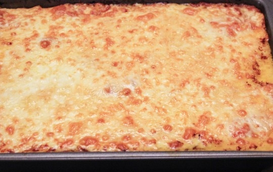 1. Этап. Лазанья с готовыми листами: Накройте противень фольгой и запекайте блюдо 30 минут при температуре 180 градусов. Затем снимите фольгу и держите в духовке еще 15 минут до появления красивой золотистой корочки.