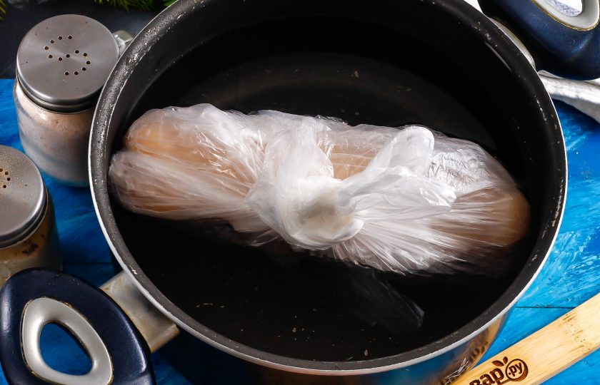 1. Этап. Куриный рулет с блинами: Поместите пакет с заготовкой в кастрюлю или казан, влейте горячую воду и отварите на умеренном нагреве примерно 1 час.