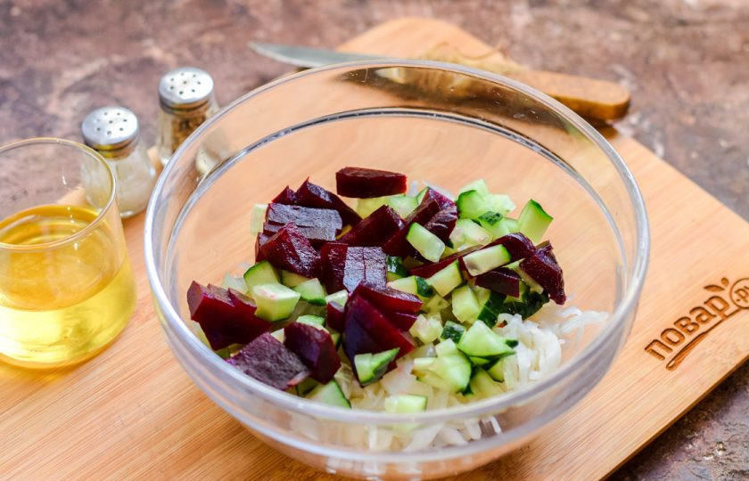 1. Этап. Винегрет для диабетиков: Далее нарежьте свежий огурец и свеклу кубиками, переложите в салат.
