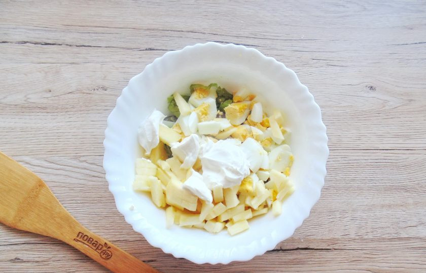 1. Этап. Салат из яблок и щавеля: Заправьте все ингредиенты сметаной.