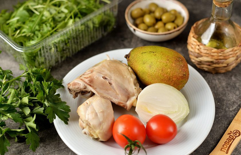 1. Этап. Салат с курицей, авокадо и рукколой: Подготовьте все ингредиенты по списку для приготовления салата. Курицу заранее отварите в чуть подсоленной воде, снимите кожу и весь жир, остудите. Помойте и обсушите насухо рукколу, петрушку и все овощи.