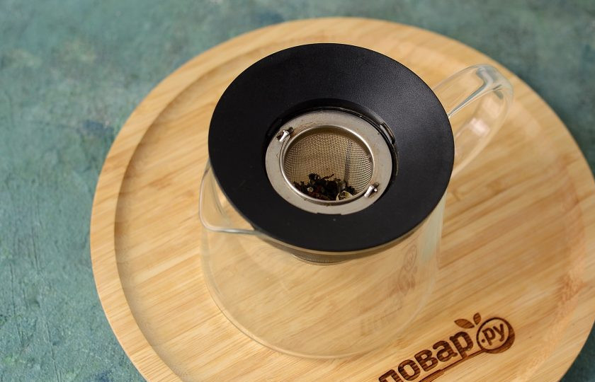 1. Этап. Чай с шафраном: Выложите в заварочный чайник кардамон, шафран и зеленый листовой чай.