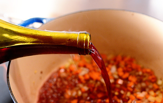 1. Этап. Сэндвичи с ребрышками: Добавьте вино.