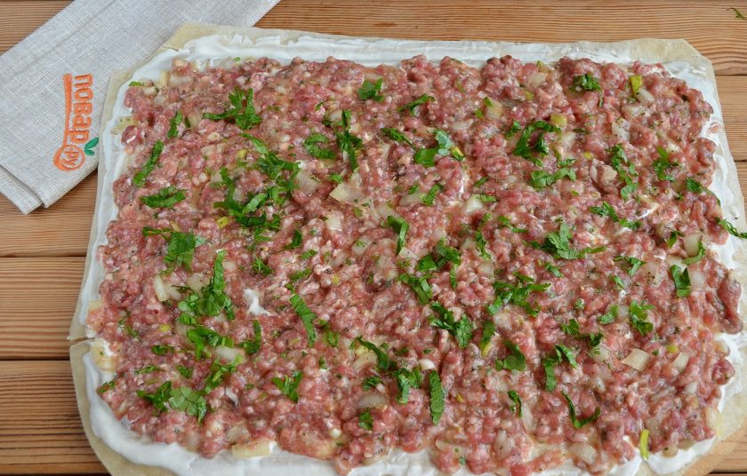 1. Этап. Фарш в лаваше по-провански: Посыпьте свежей рубленой зеленью. Подойдет абсолютно любая зелень: зеленый лук, петрушка, укроп или кинза.