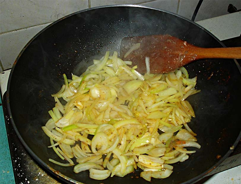 1. Этап. Печень по-деревенски: А в масле, которое осталось на сковороде, обжариваем лук.